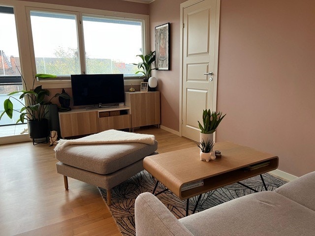 Stue med store vindusflater og utgang til balkong. Galleribilde