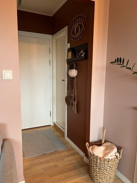 Entrè med plass til å legge fra seg uteklær og sko. Galleribilde