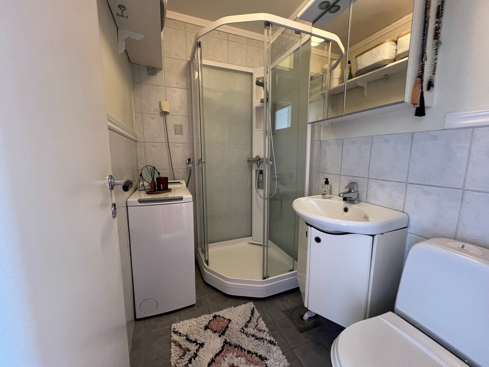 Flislagt bad med dusjhjørne. Galleribilde