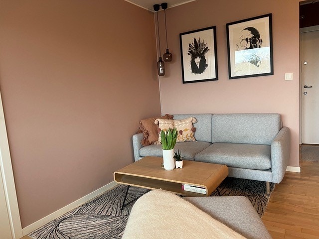 Stuen har plass til både sofagruppe og spisebord. Galleribilde