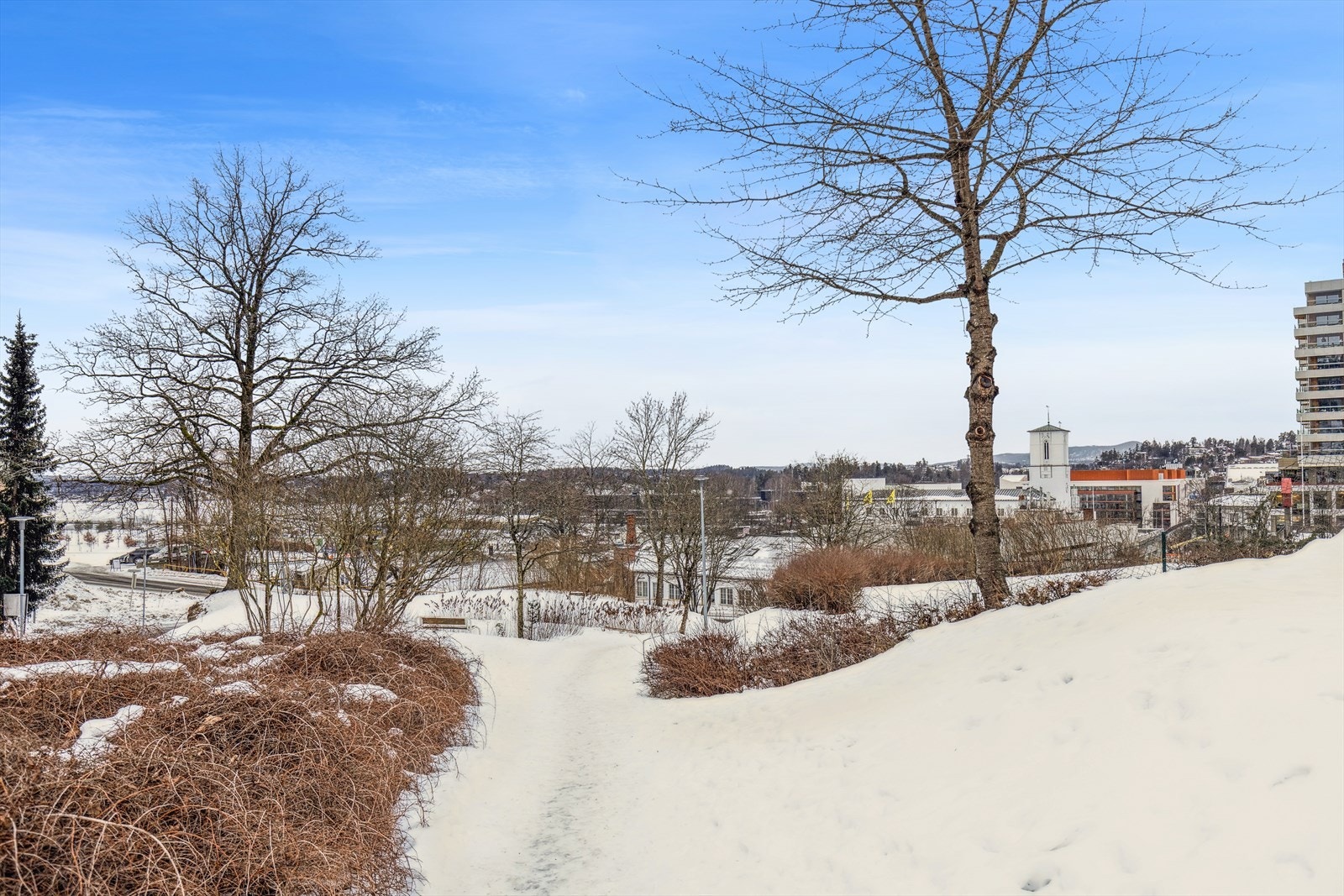 Store grøntarealer omkranser Lychesvingen. En liten spasertur tar deg til Sandvika sentrum og til vakre Kalvøya. Galleribilde