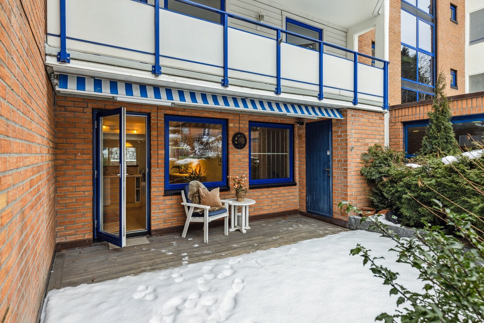 En solfylt plass første halvdel av dagen. Galleribilde