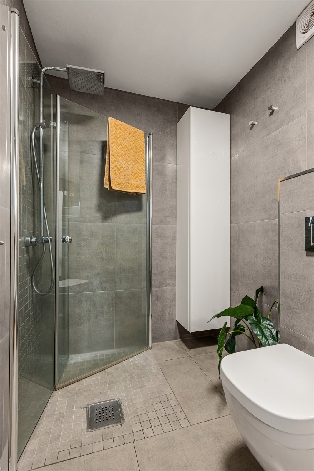 Praktisk dusjløsning med dører som kan vendes inn mot vegg. Galleribilde