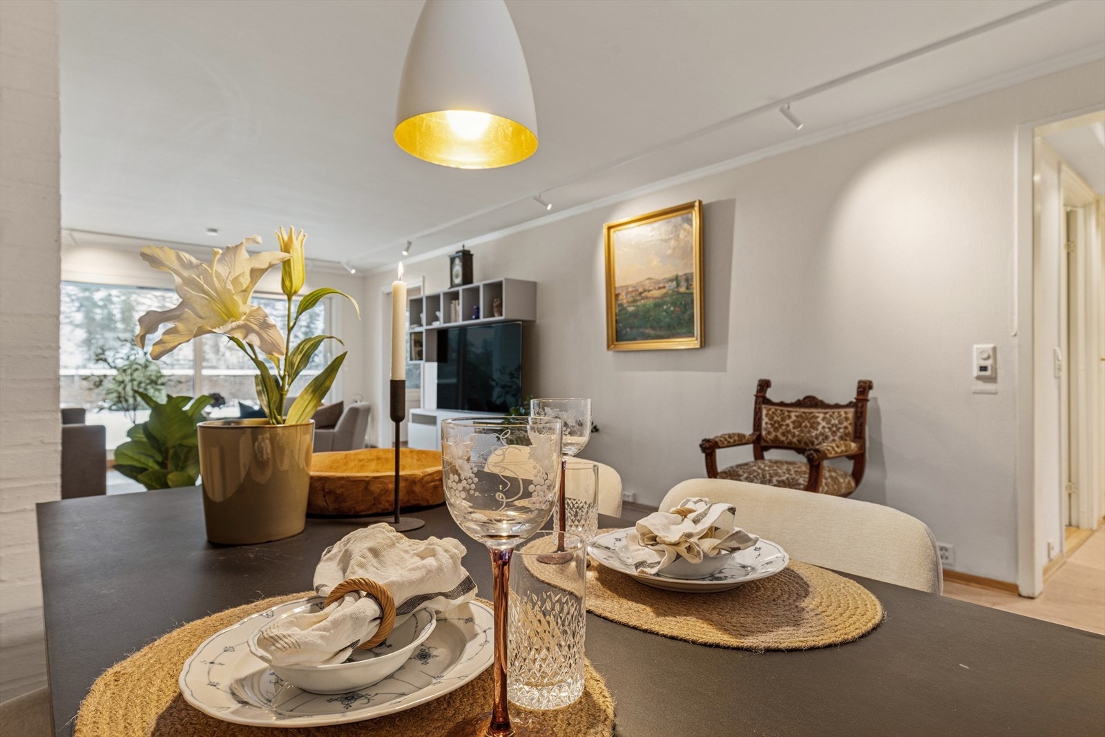 Spisebordet utgjør et naturlig skille mellom stue og kjøkken. Galleribilde