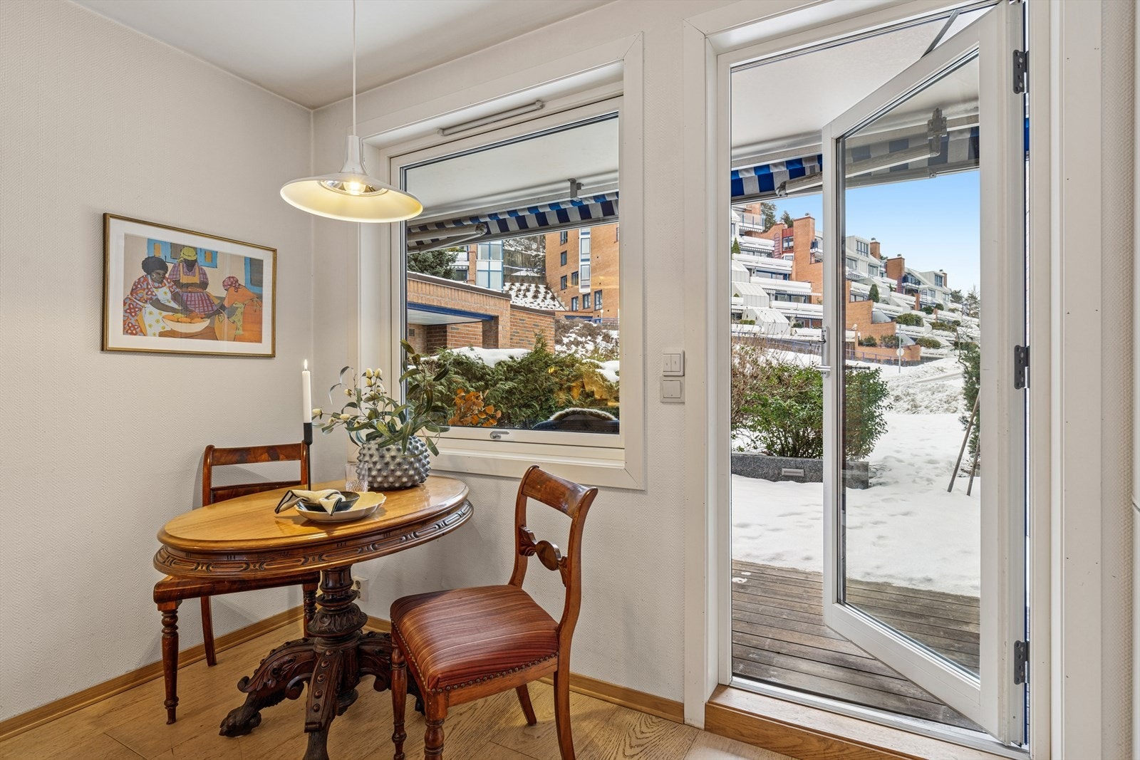 Lychesvingen er omgitt av store og velstelte grøntarealer. Det er fine uteplasser på begge sider av boligen. Galleribilde