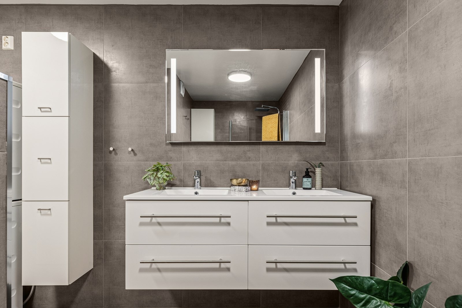 Delikat og flislagt bad med opplegg for vaskemaskin og tørketrommen. Galleribilde