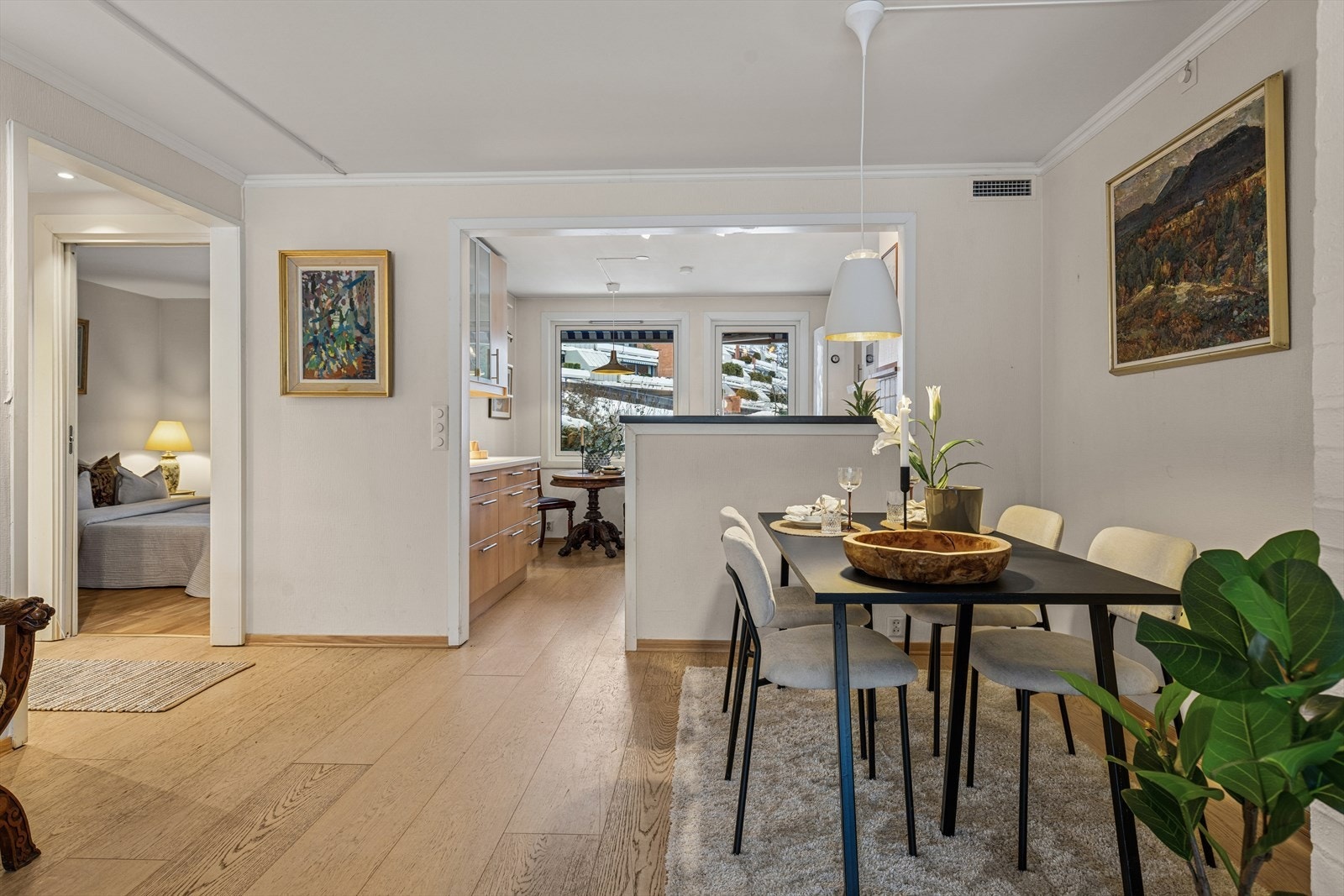 1 av soverommene ligger på samme side som kjøkkenet, som også bad. Galleribilde