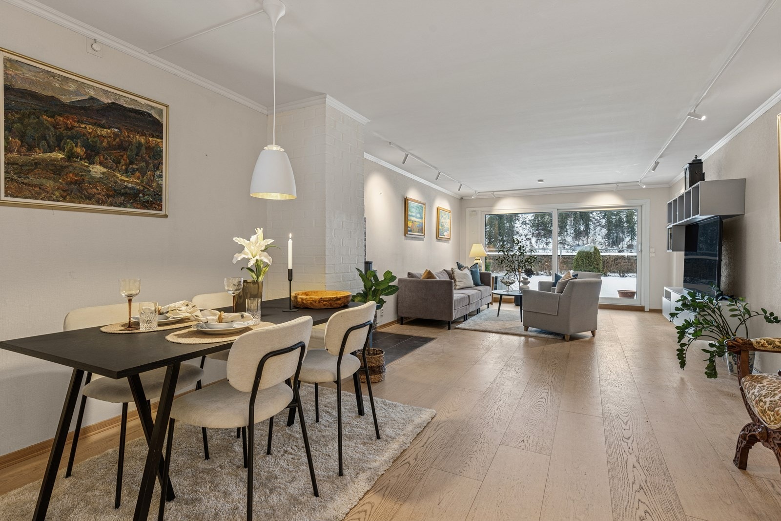 Leiligheten er gjennomgående og med mye naturlig lys. Galleribilde