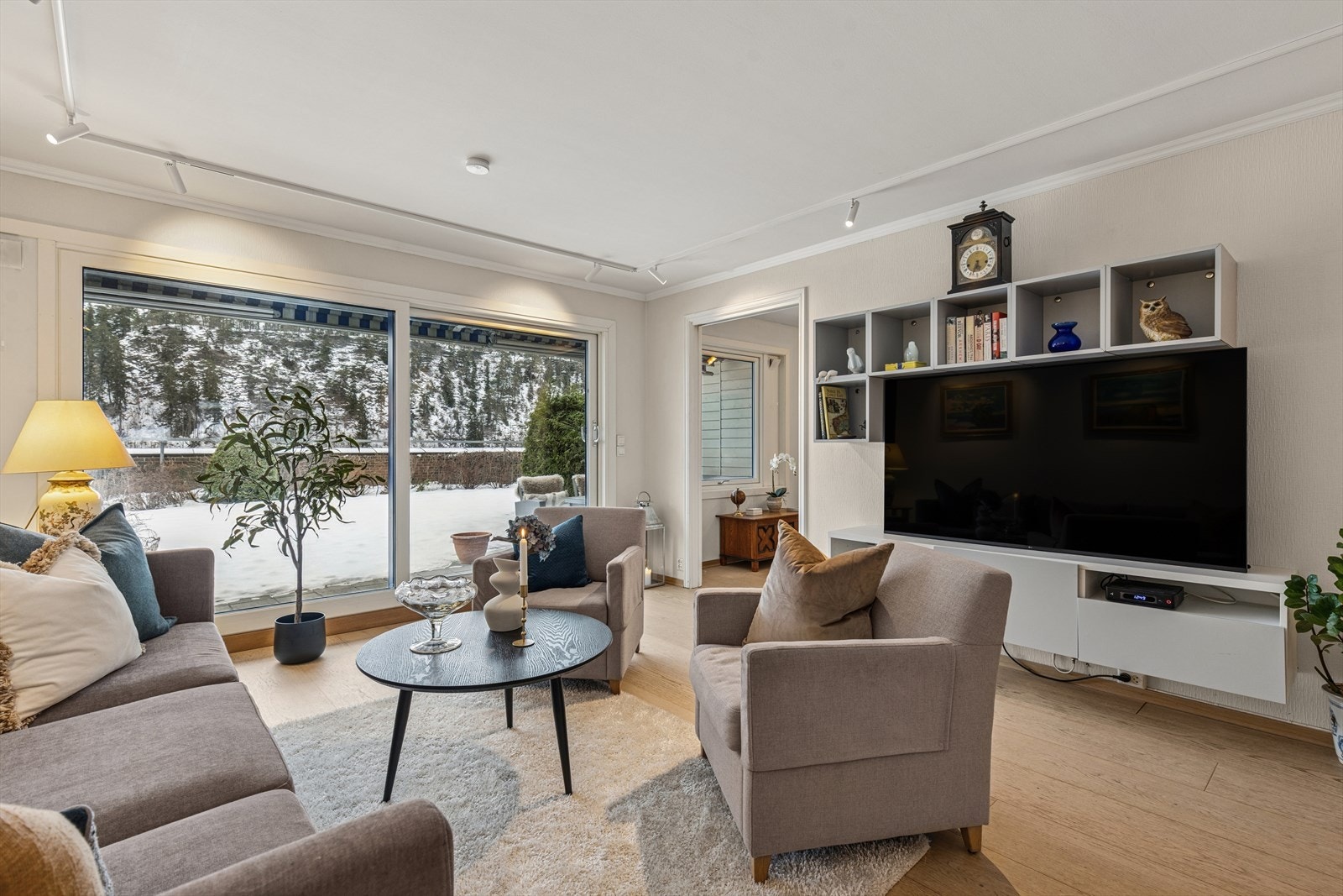 Stuen leder inn til ett av boligens to soverom, også egnet til kontor eller bibliotek. Galleribilde