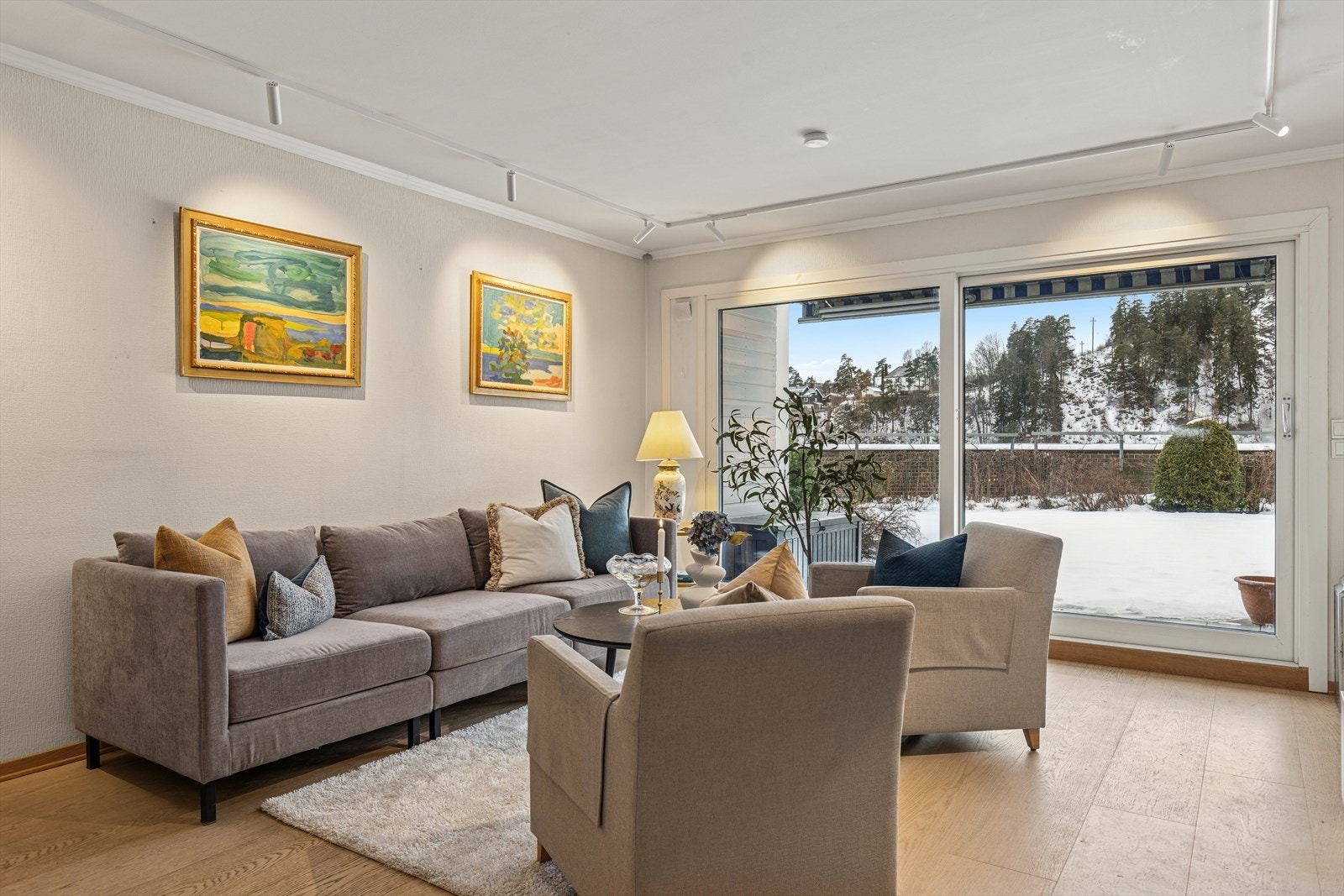 Velkommen til Lychesvingen 22! Gjennomgående og lys leilighet med 2 soverom og god planløsning. Galleribilde