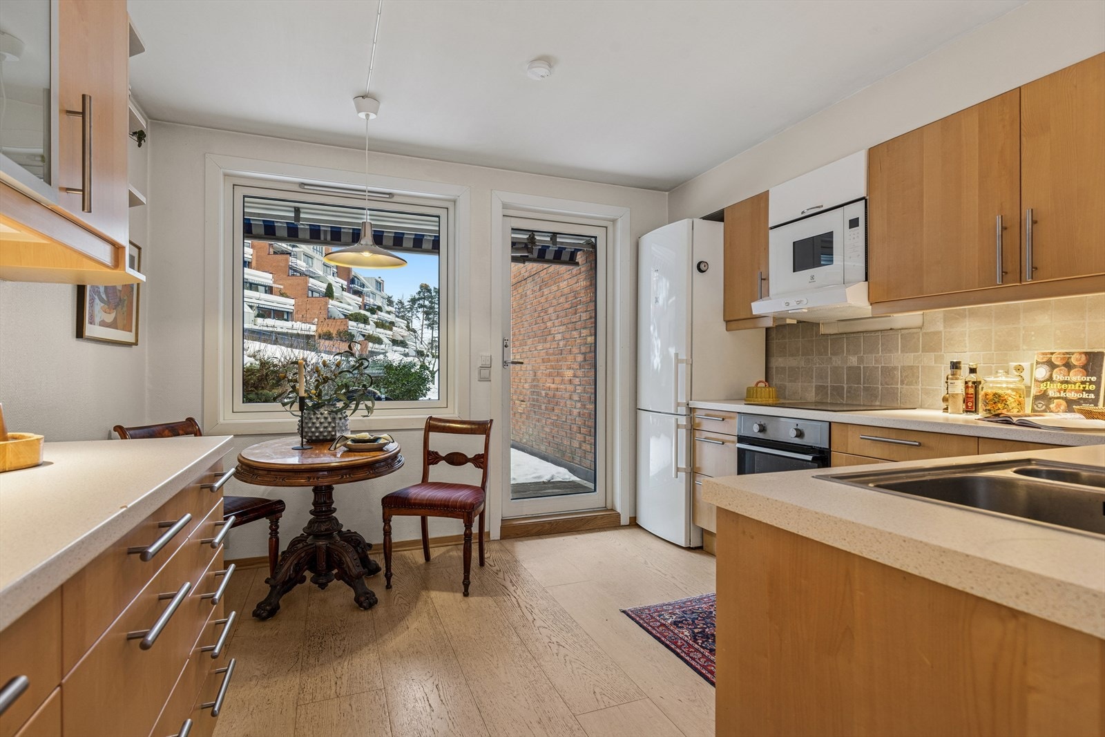 Morgenkaffen kan nytes på kjøkkenet, eller plassen utenfor i sommerhalvåret. Galleribilde