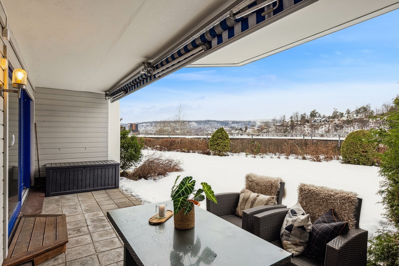 Uteområdet med grøntareal er avlåst og velstelt. Her er det god plass til hagemøbler under tak. Galleribilde