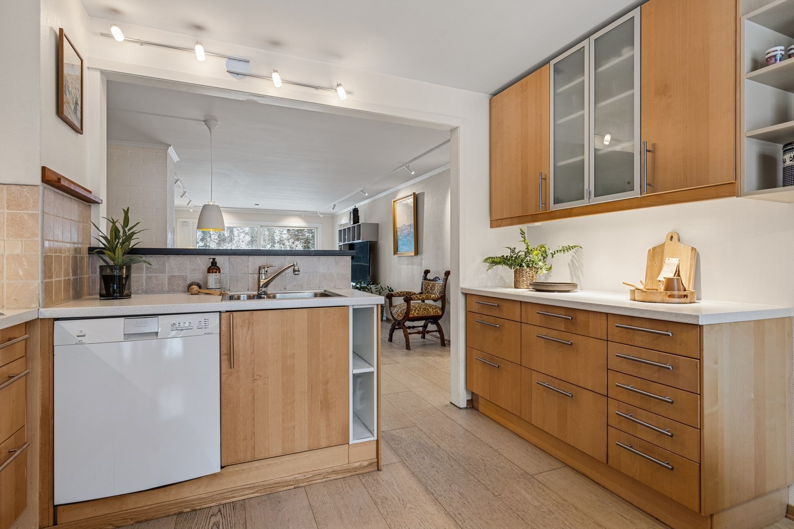 Kjøkkenet er adskilt fra spisestue og stue med en praktisk halvvegg. Galleribilde