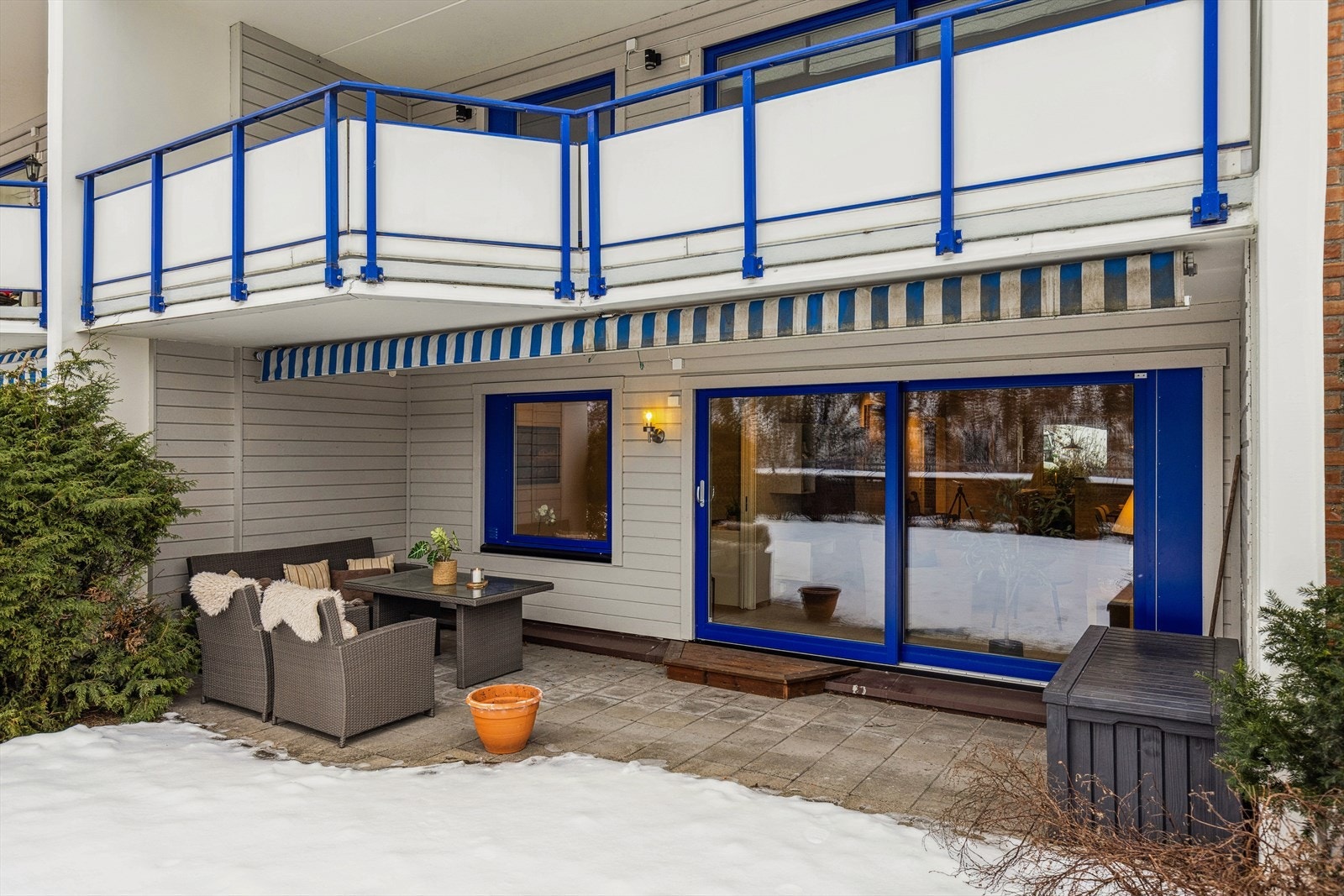 Markterrasse, delvis under tak, og mulighet for tærne i gresset, super hvis du har grønne fingre og hund. Galleribilde