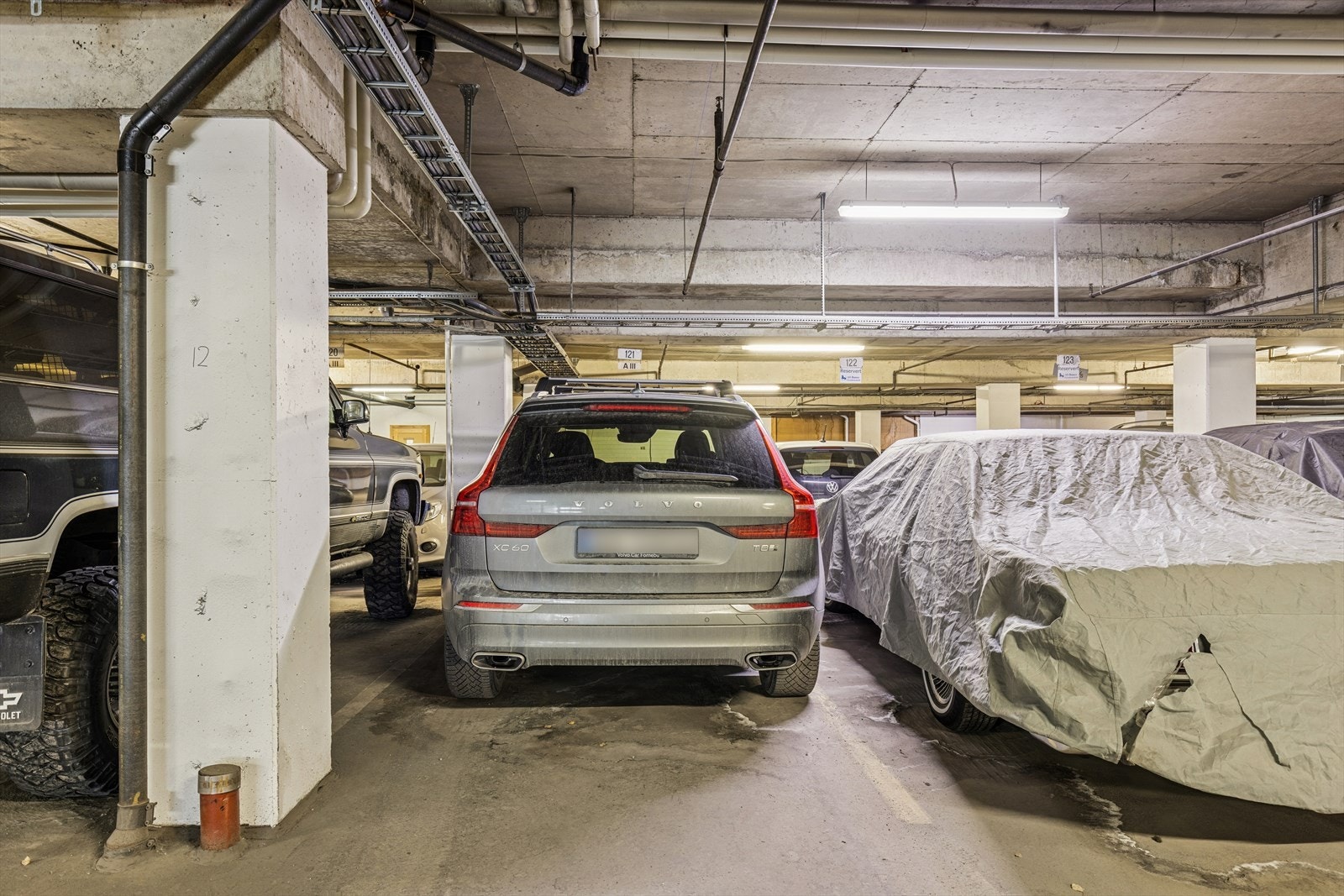 Trapp ned til fast garsjeplass, en etasje ned. Galleribilde