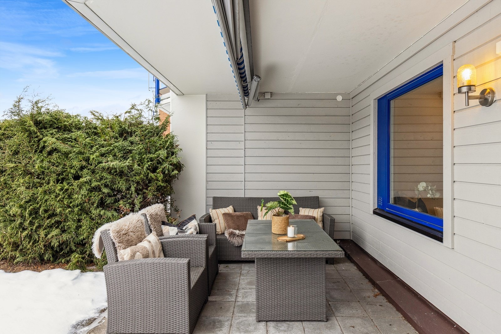 Uteplassen med adkomst fra stuen. her skinner solen til langt på kveld. Galleribilde