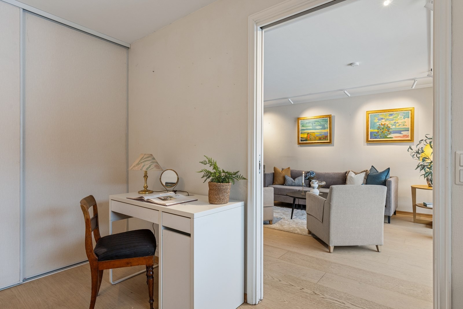 Soverom ett av to, med skyvedørsgarderobe. Galleribilde