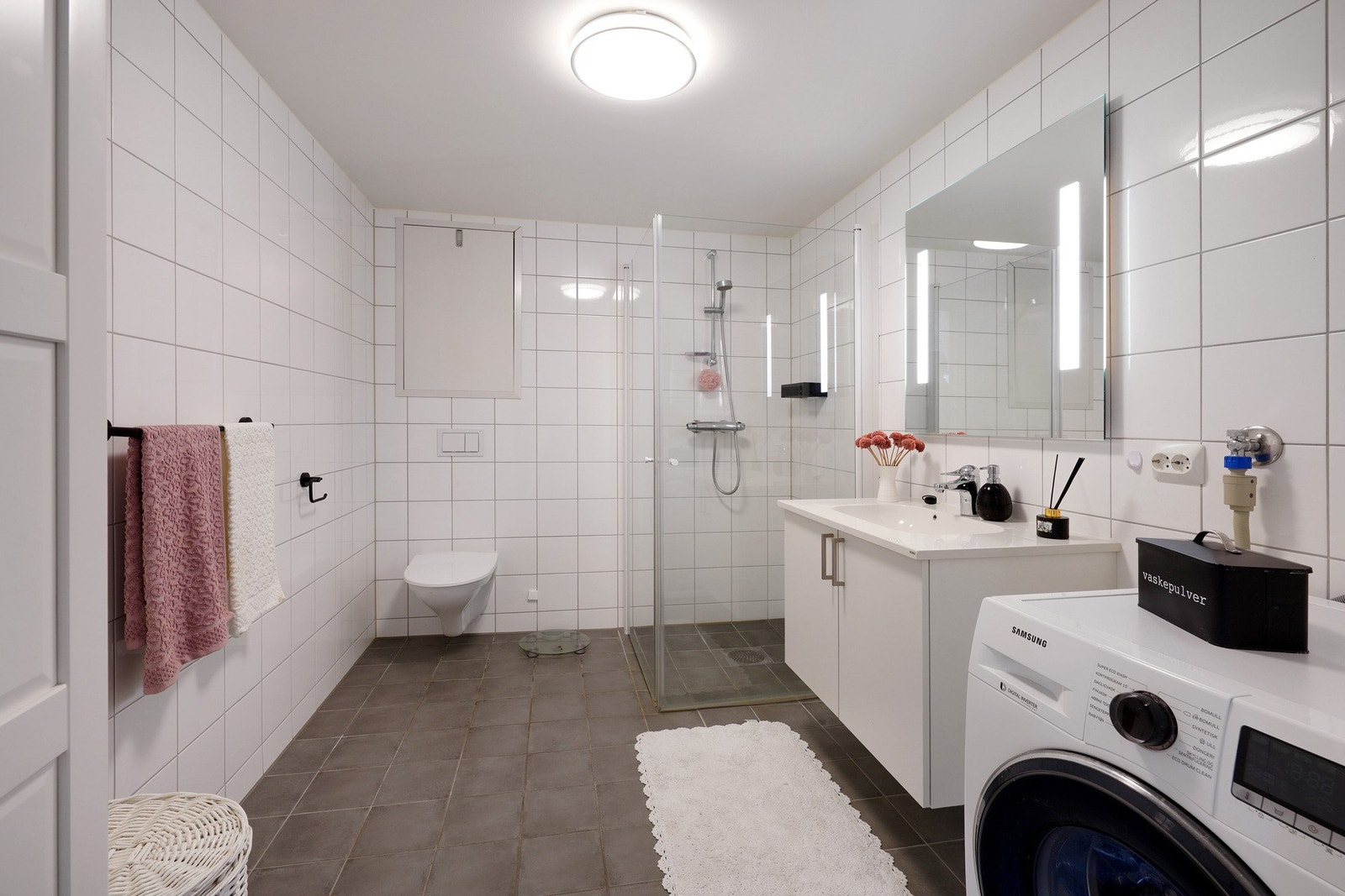 Helfliset bad med varme i gulv, dusjløsning og opplegg for vaskemaskin. Galleribilde