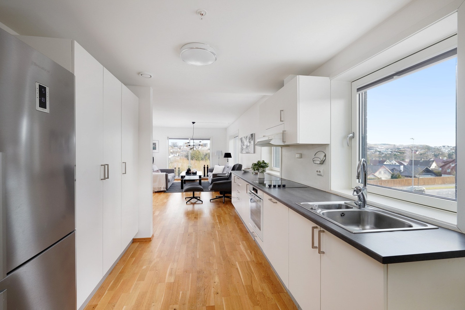 Kjøkken med romslig benkeplass og praktisk oppbevaring. Galleribilde