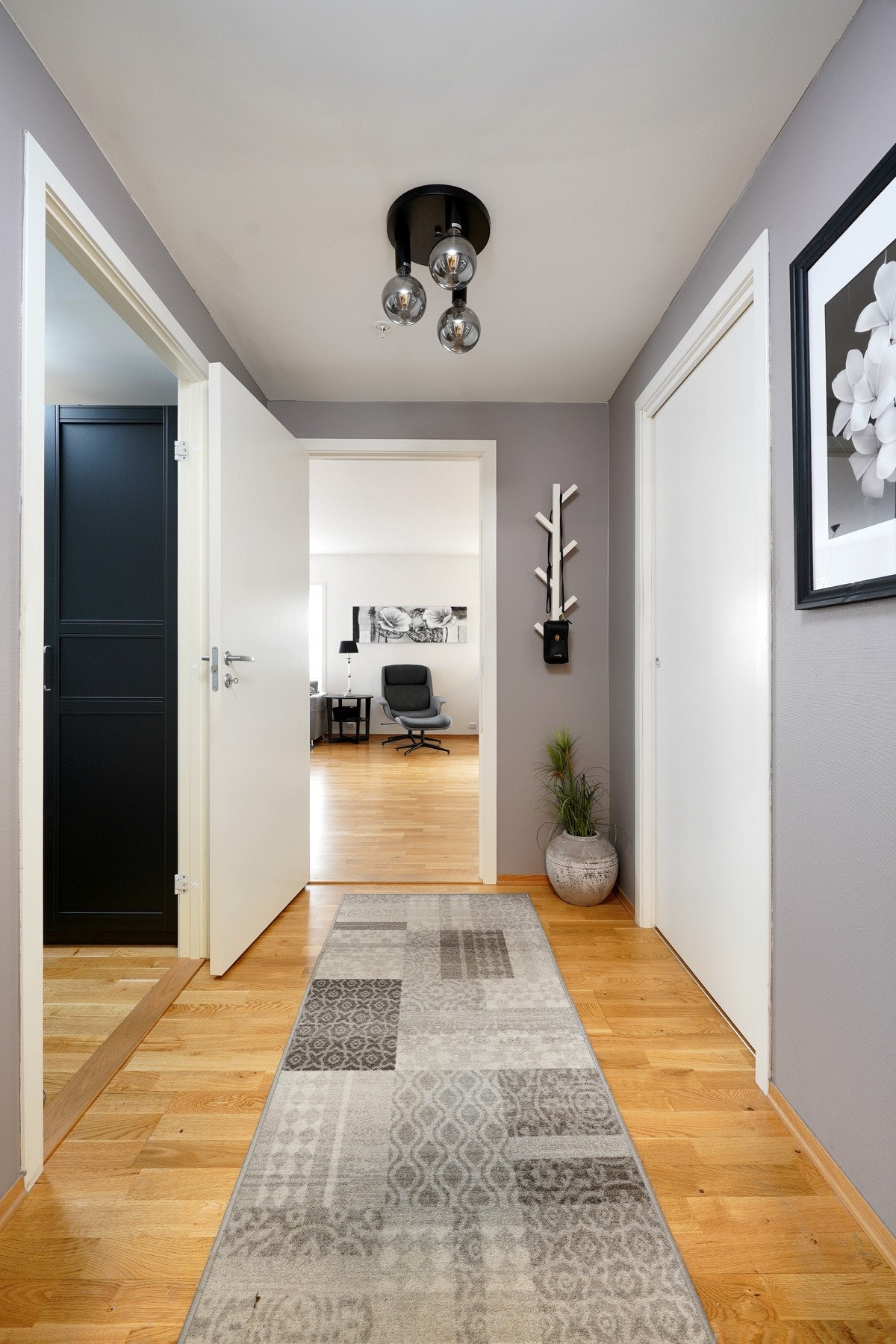 Inngangsparti med praktisk adkomst til gjestetoalett og eget garderoberom. Galleribilde