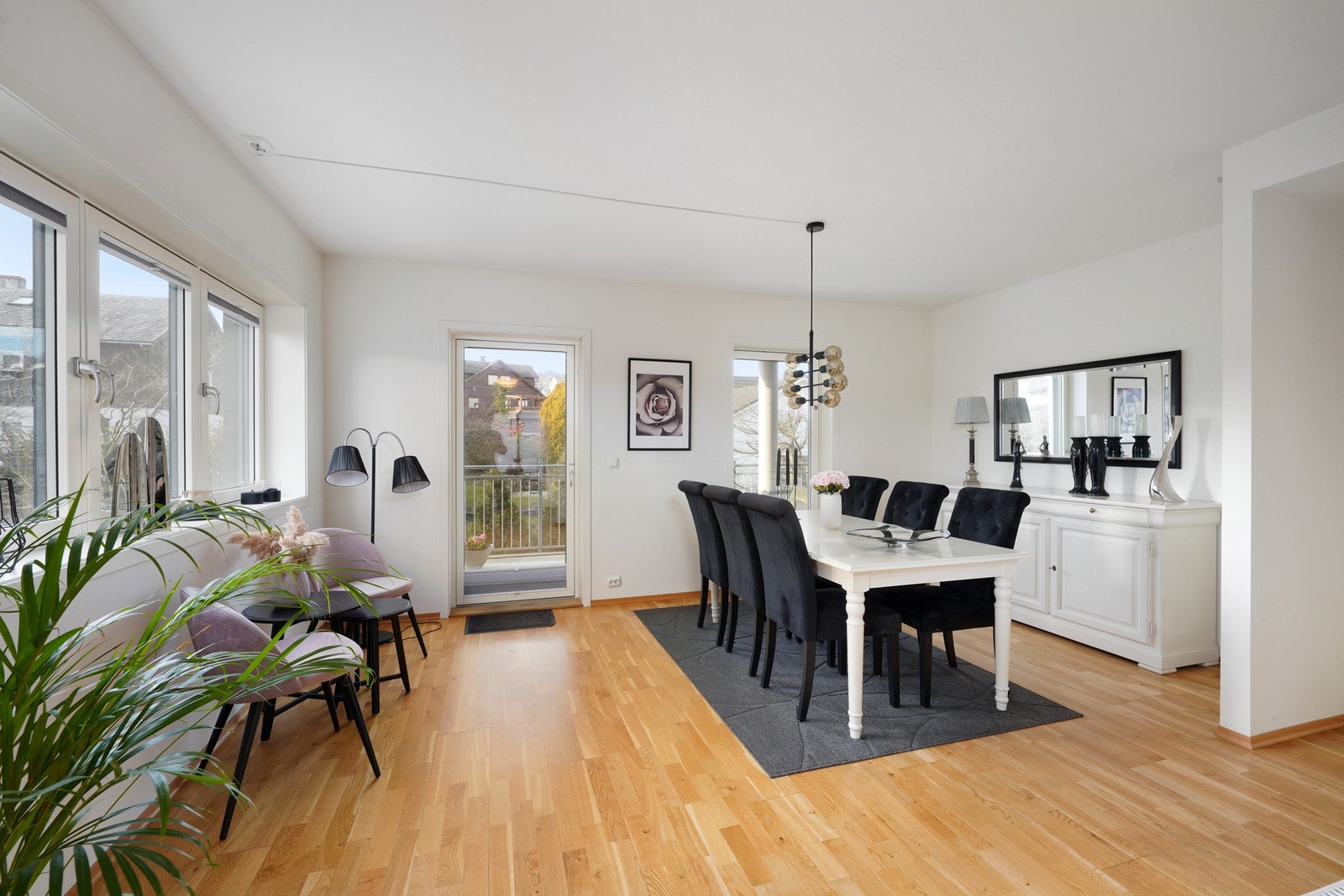 Fra spisestuen er balkongen enkelt tilgjengelig. Galleribilde