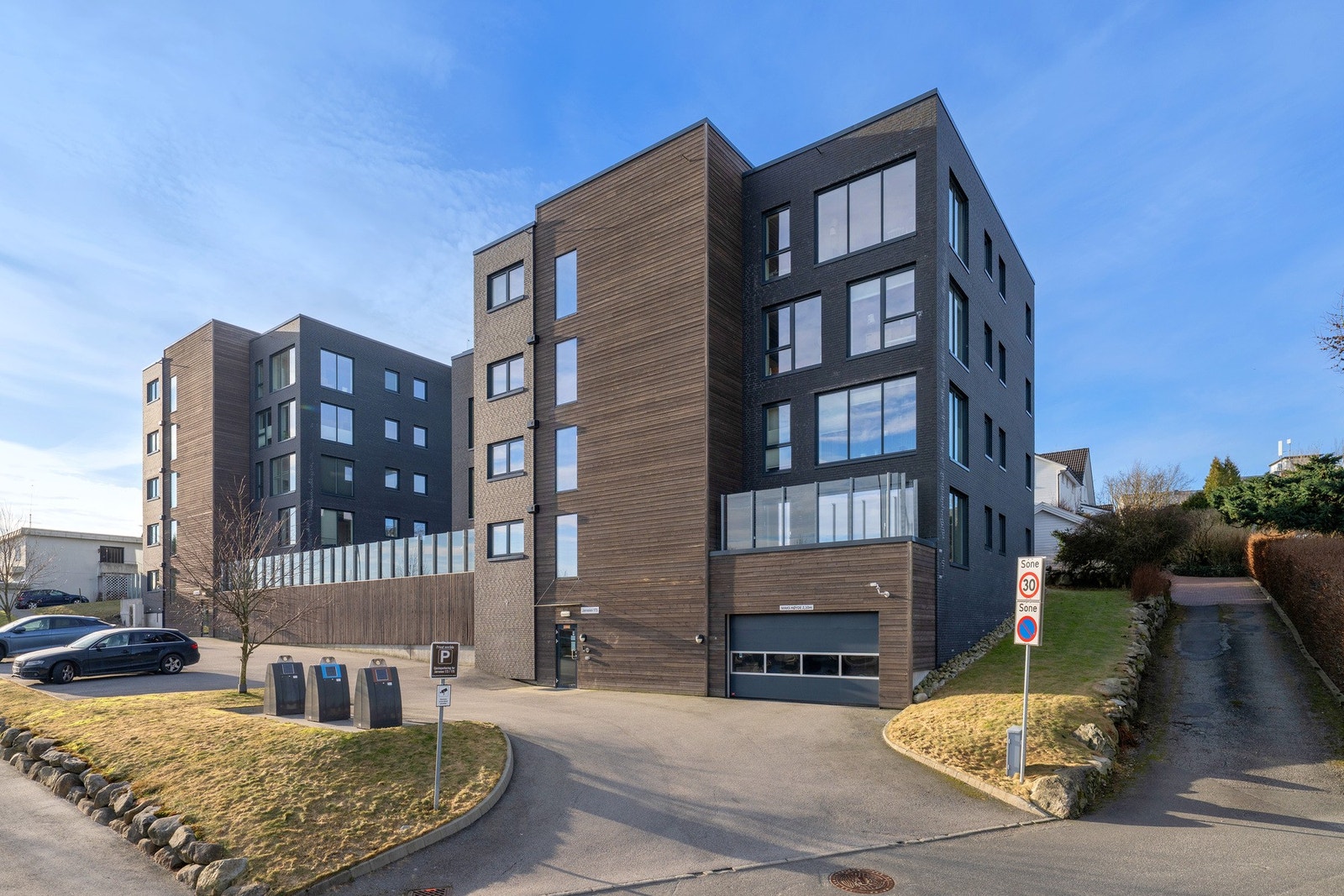 Fremfor bygget finnes gjesteparkering. Galleribilde