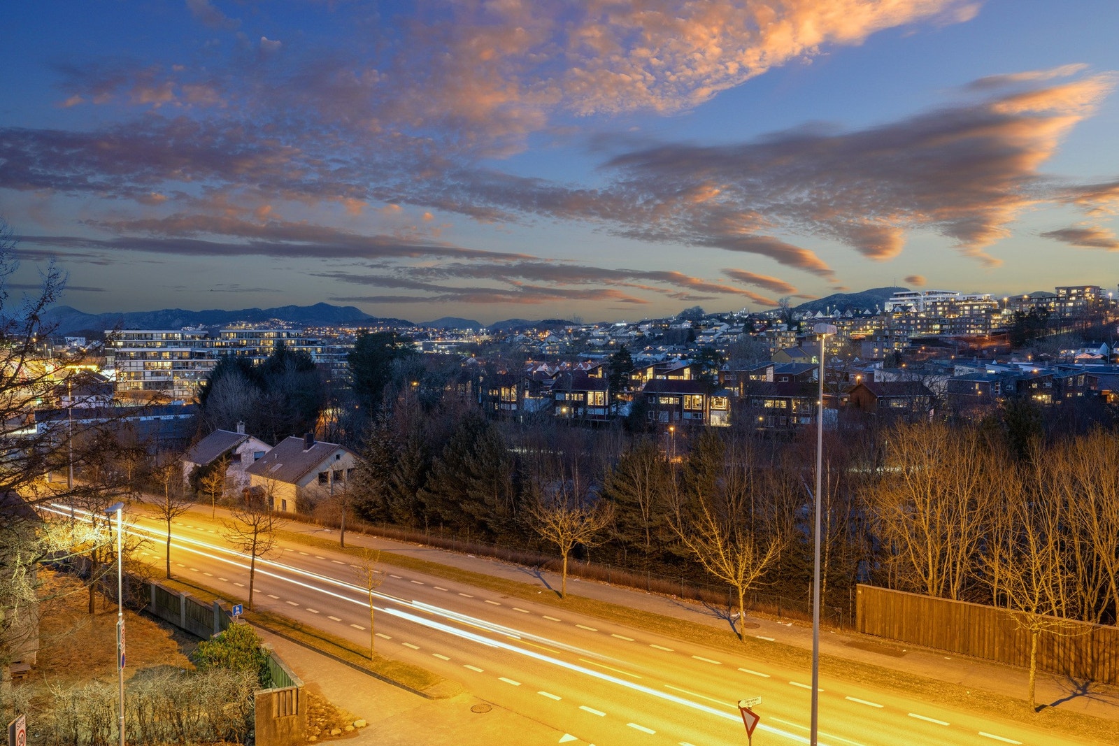 Utsikten fra stuen strekker seg mot Ganddal. Galleribilde