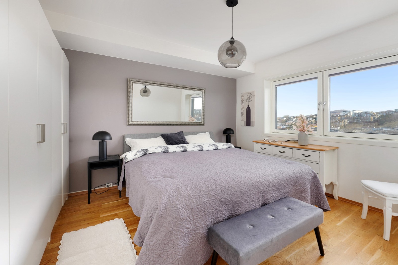 Hovedsoverommet har plass til dobbeltseng og garderobeløsning. Galleribilde