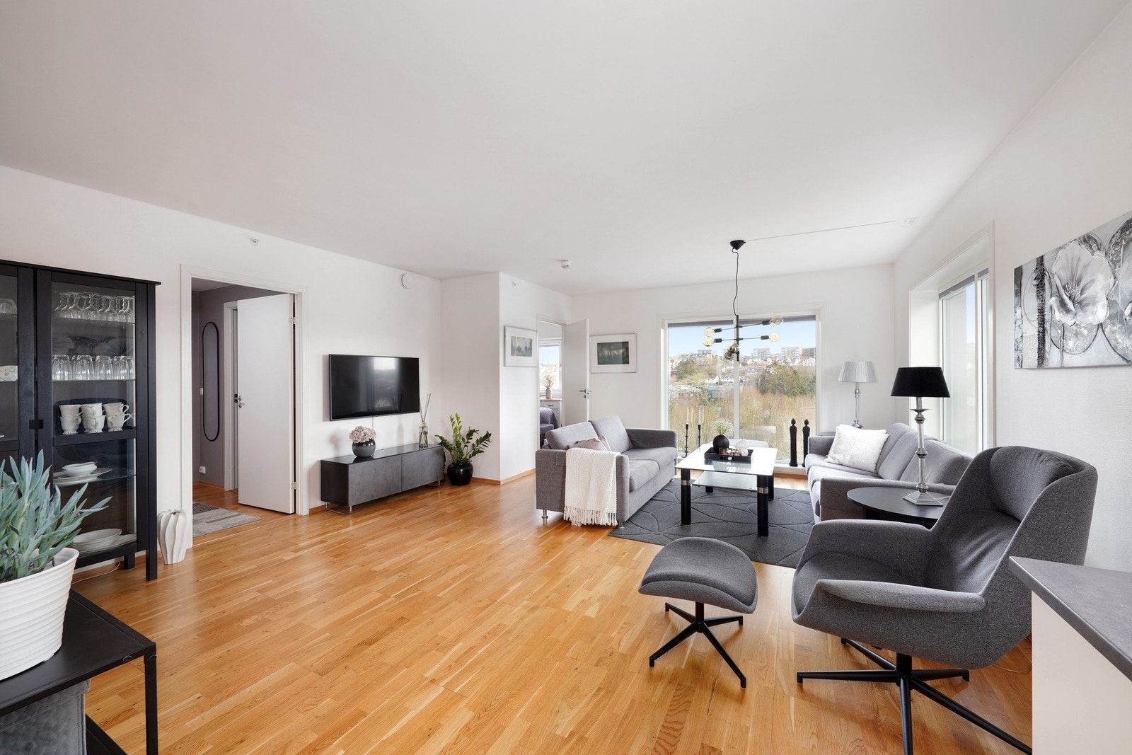 Forsterkede vinduer som demper støy fra trafikken. Galleribilde