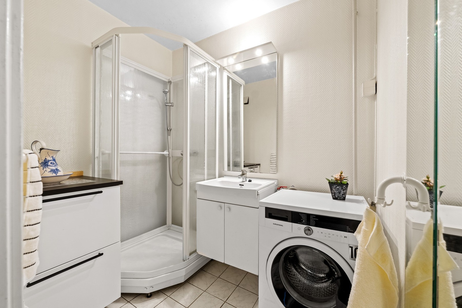 Bad med dusjkabinett og opplegg for vaskemaskin Galleribilde