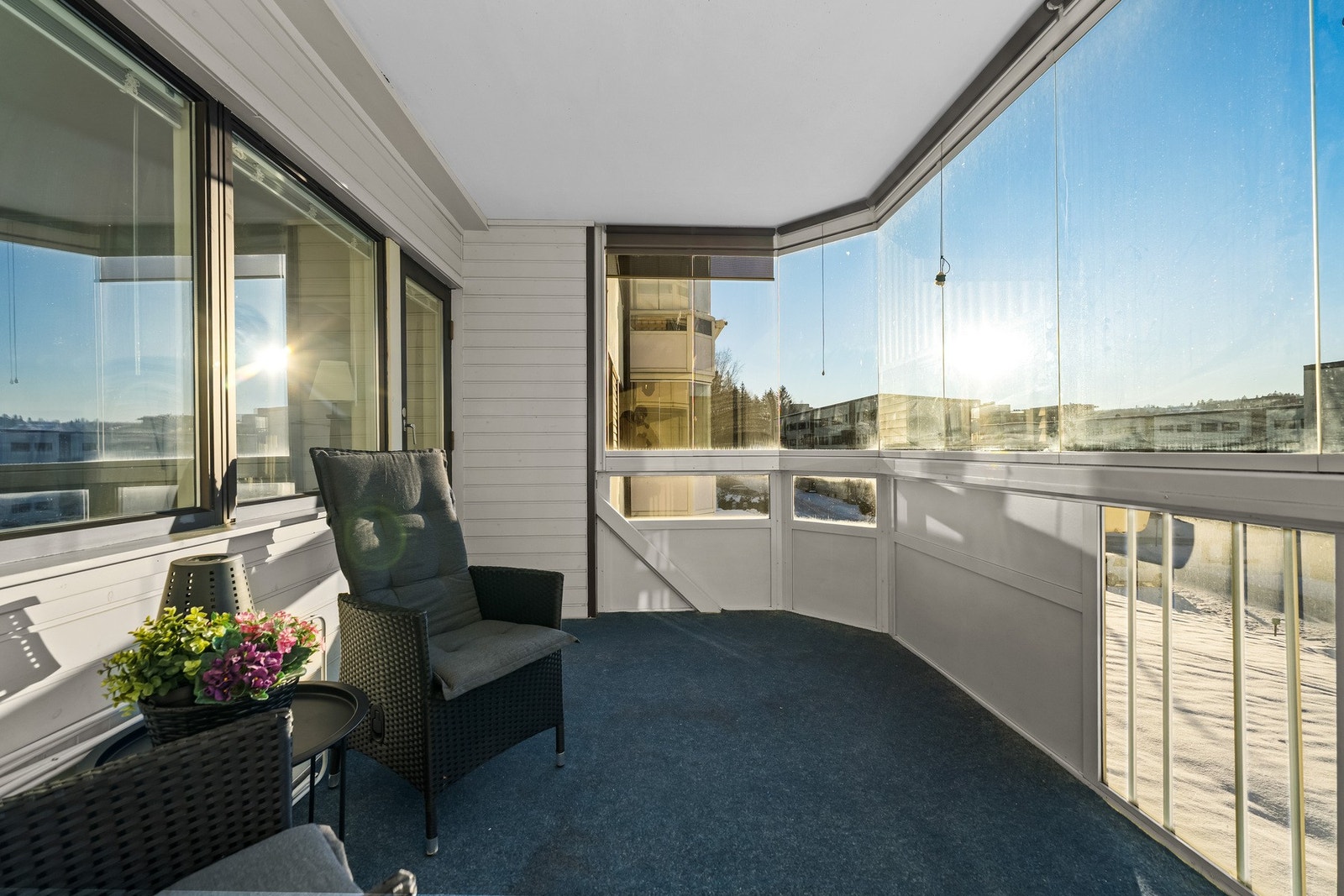 Innglasset balkong med gode solforhold Galleribilde