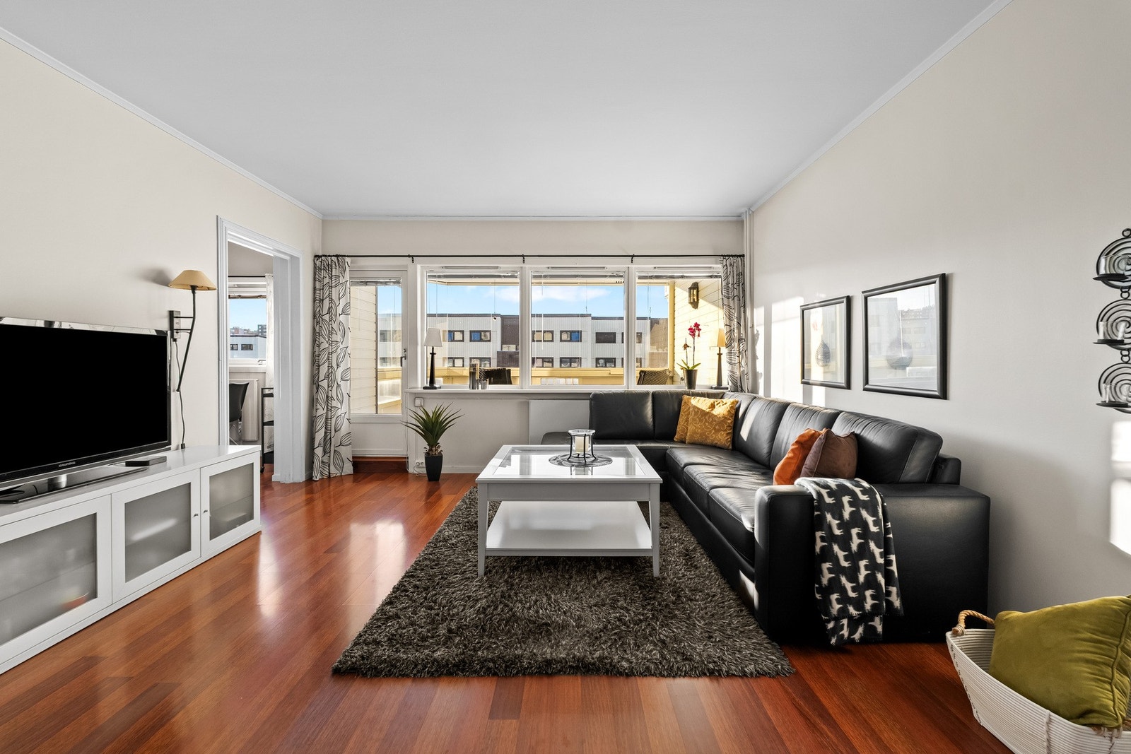 Store vindusflater gir rikelig med naturlig lys til rommet Galleribilde