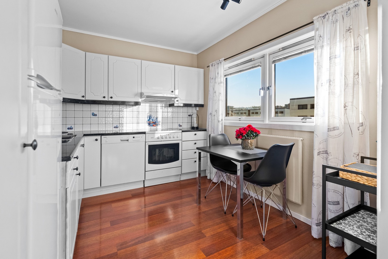 Praktisk, separat kjøkken med hyggelig spiseplass Galleribilde