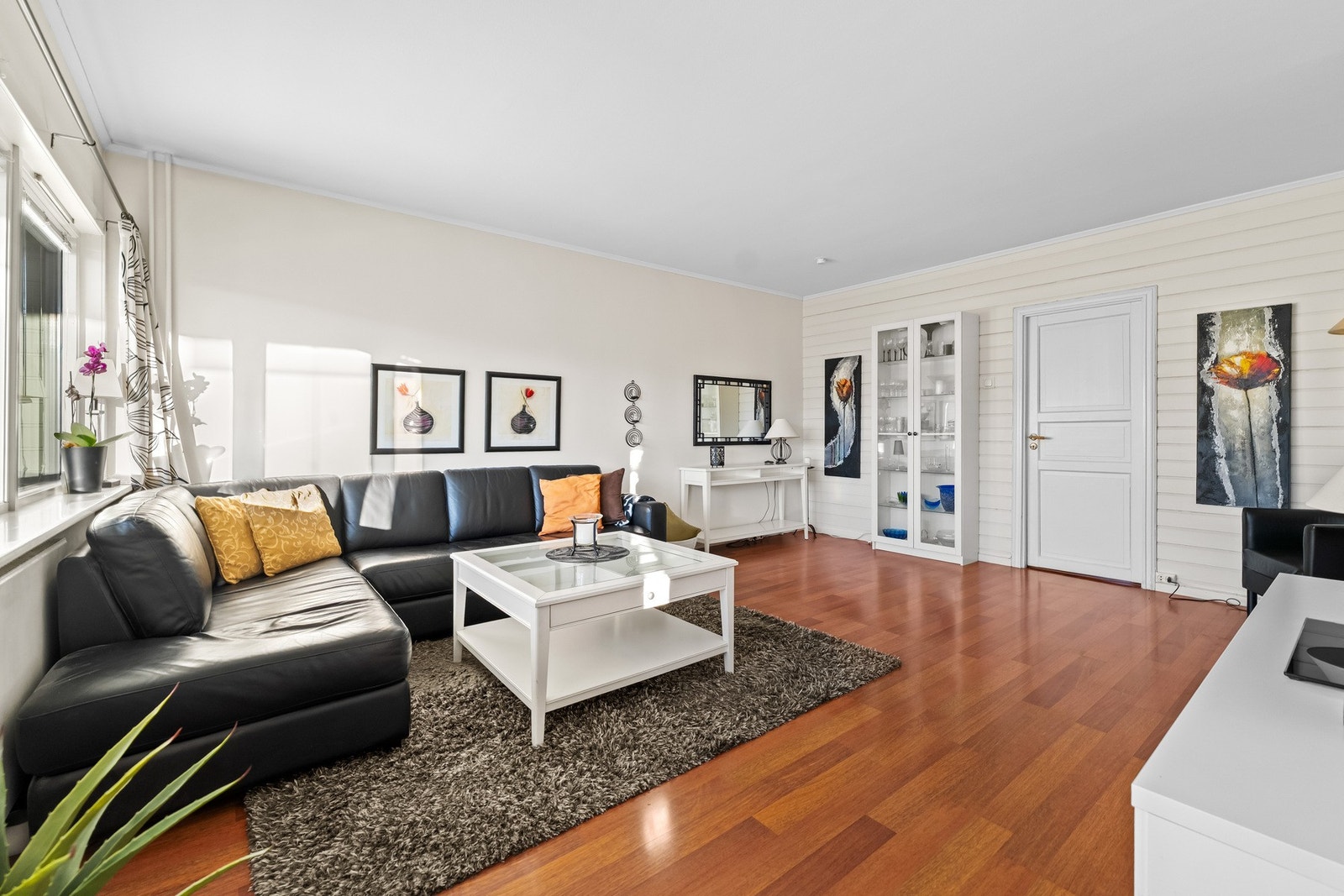 God planløsning og en romslig stue Galleribilde