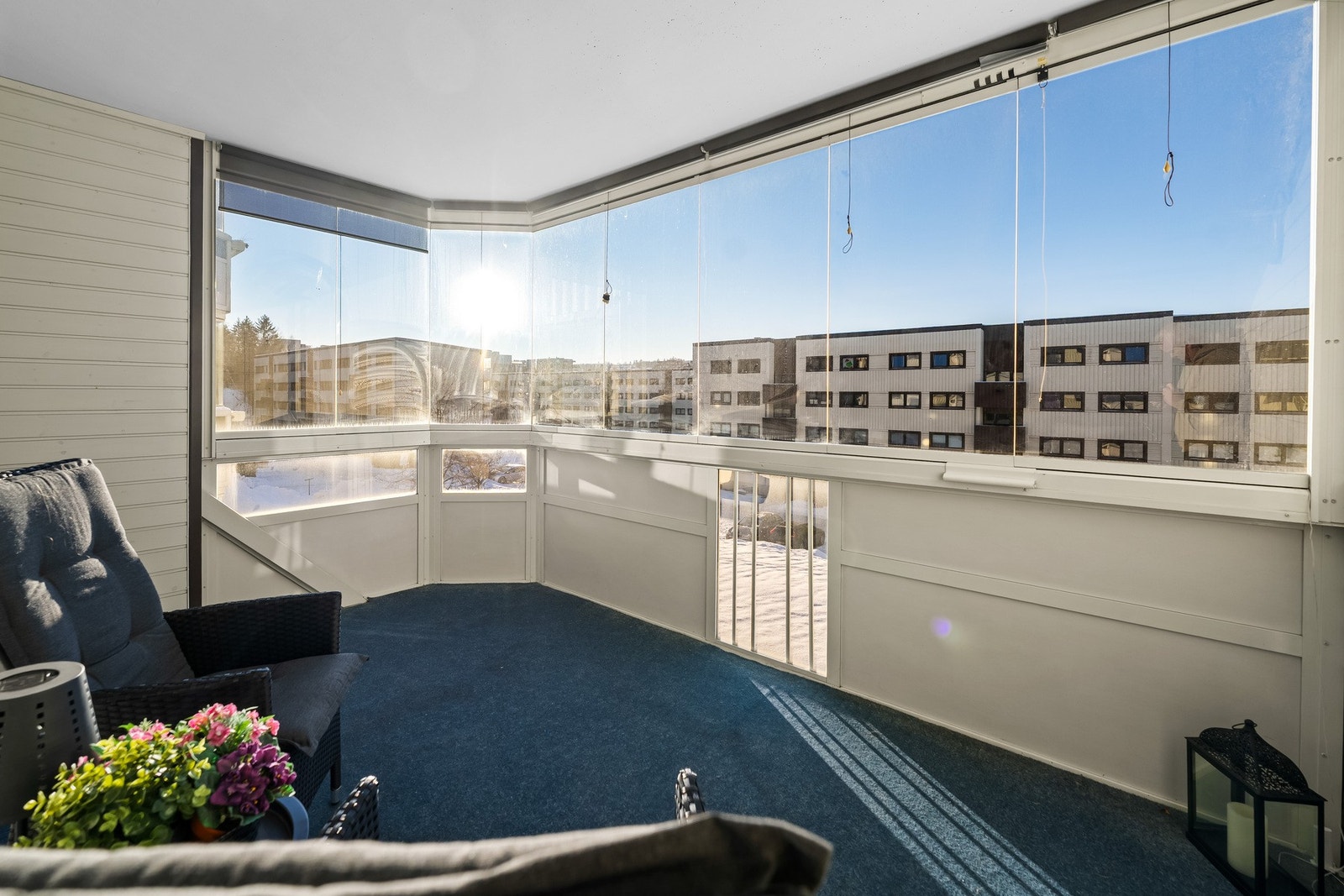 Innglasset balkong med fint utsyn Galleribilde