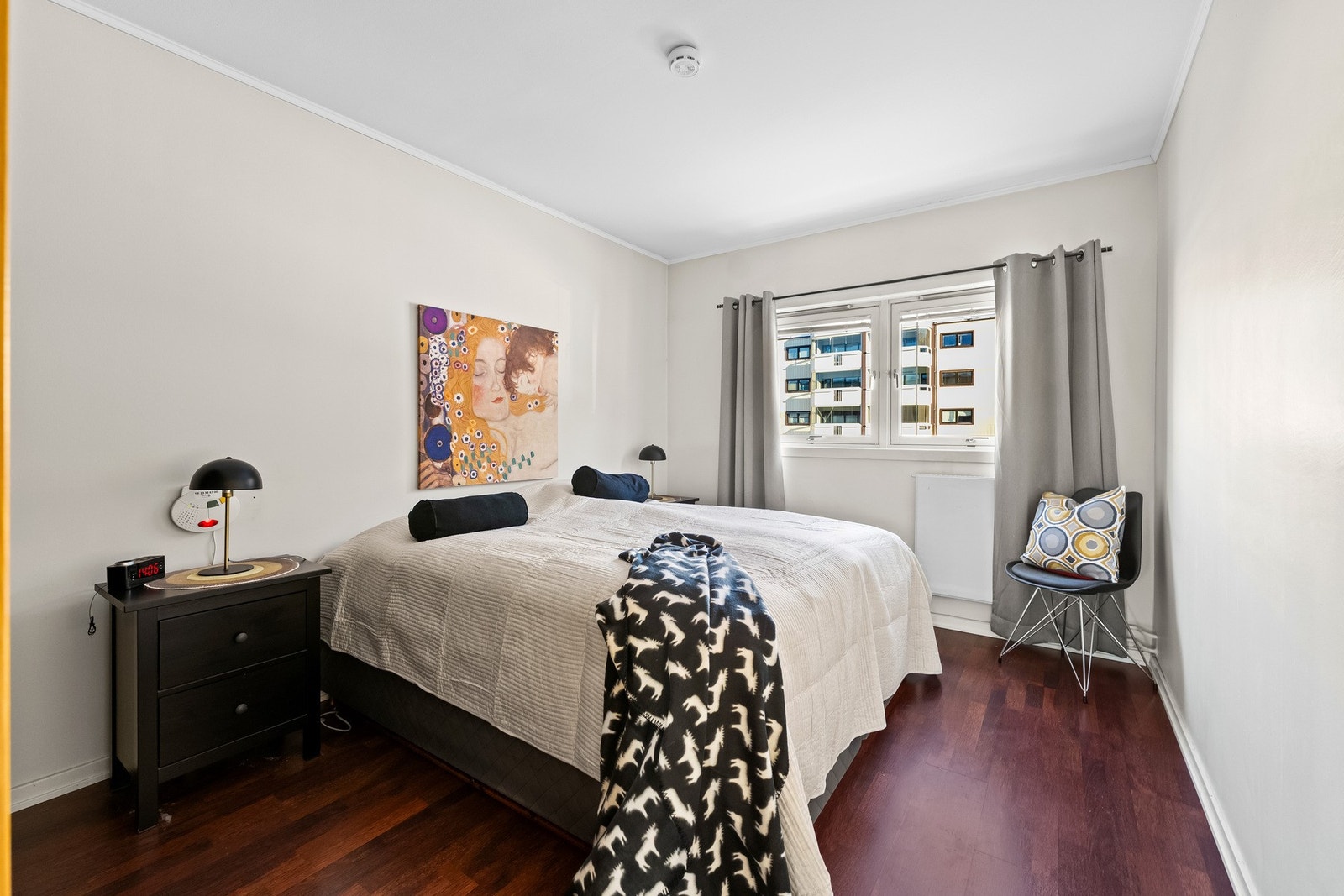 Hovedsoverom med god plass til seng og garderobeløsning på en vegg Galleribilde