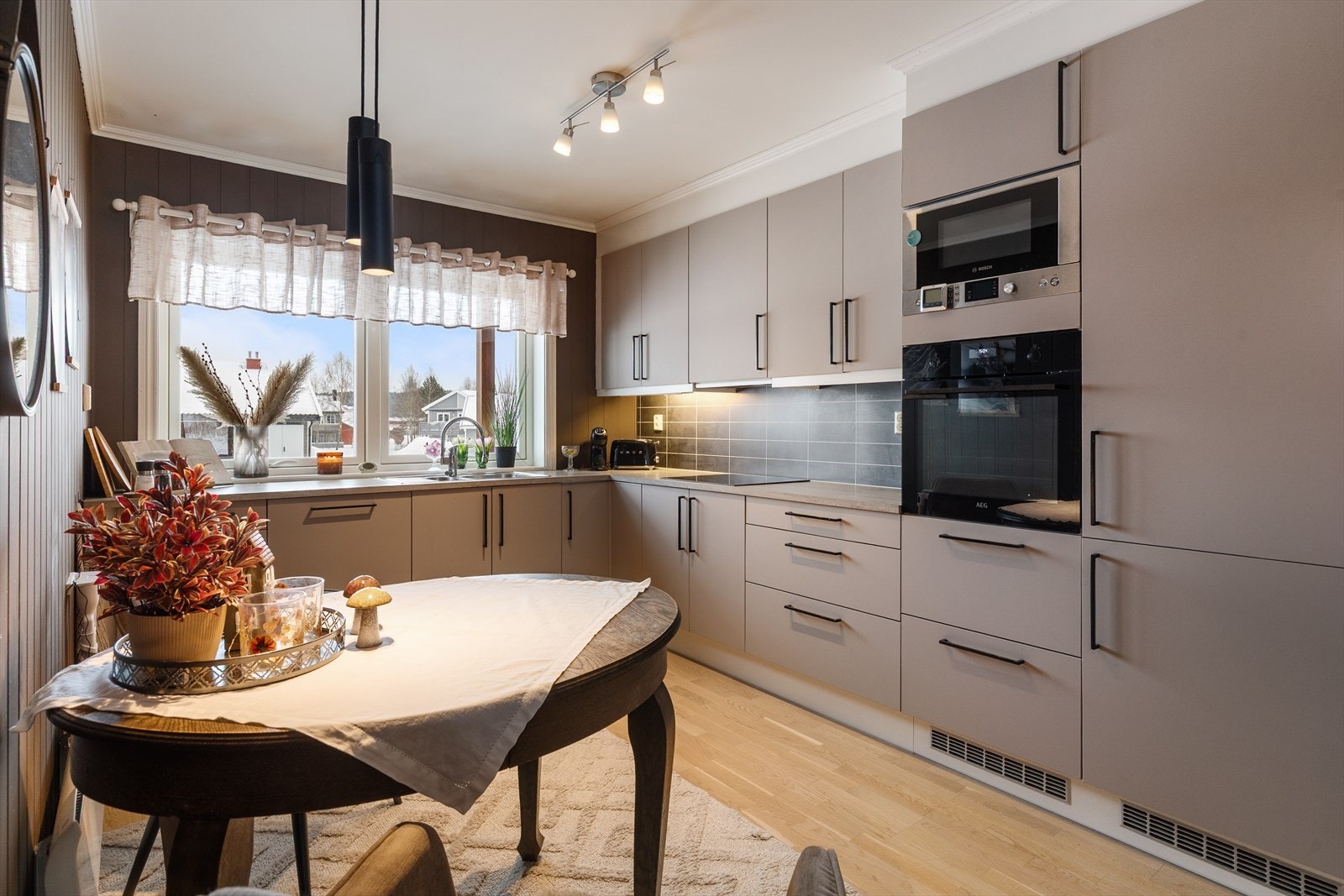 Frontene er foliert med en tidsriktig beigefarge. Opprinnelig er frontene hvite, og det er mulig å reversere ved å fjerne folien. Galleribilde