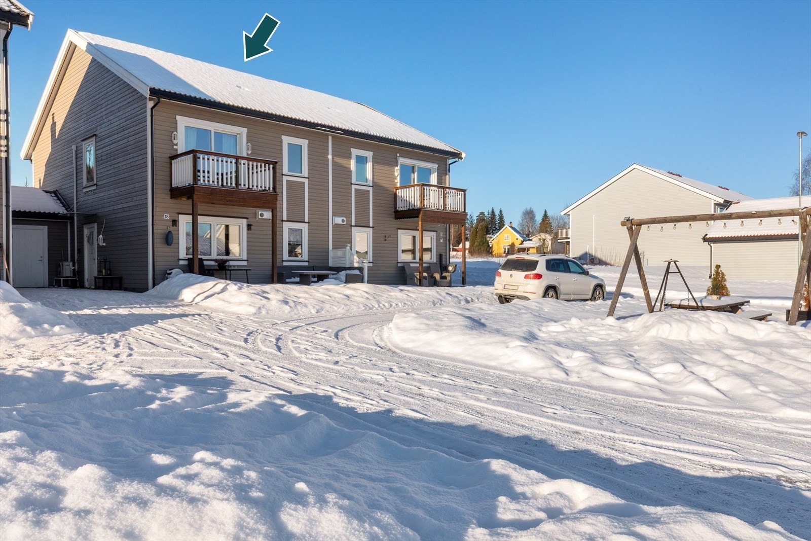 I tilknytning til inngangspartiet er det en praktisk bod. Det er også en koselig uteplass på fremsiden, under soveromsbalkongen. Galleribilde