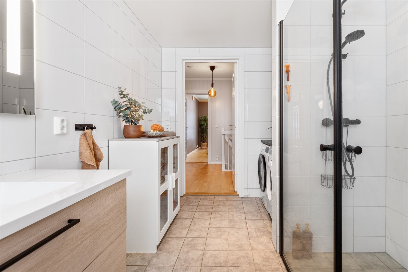 Dushjørne med glassvegger og nedfelt flisgulv. Galleribilde