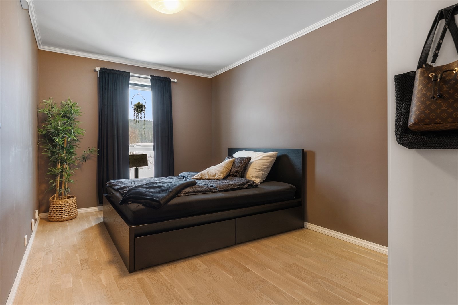 Det er god plass til dobbeltseng og garderobeskap på alle soverommene. Galleribilde