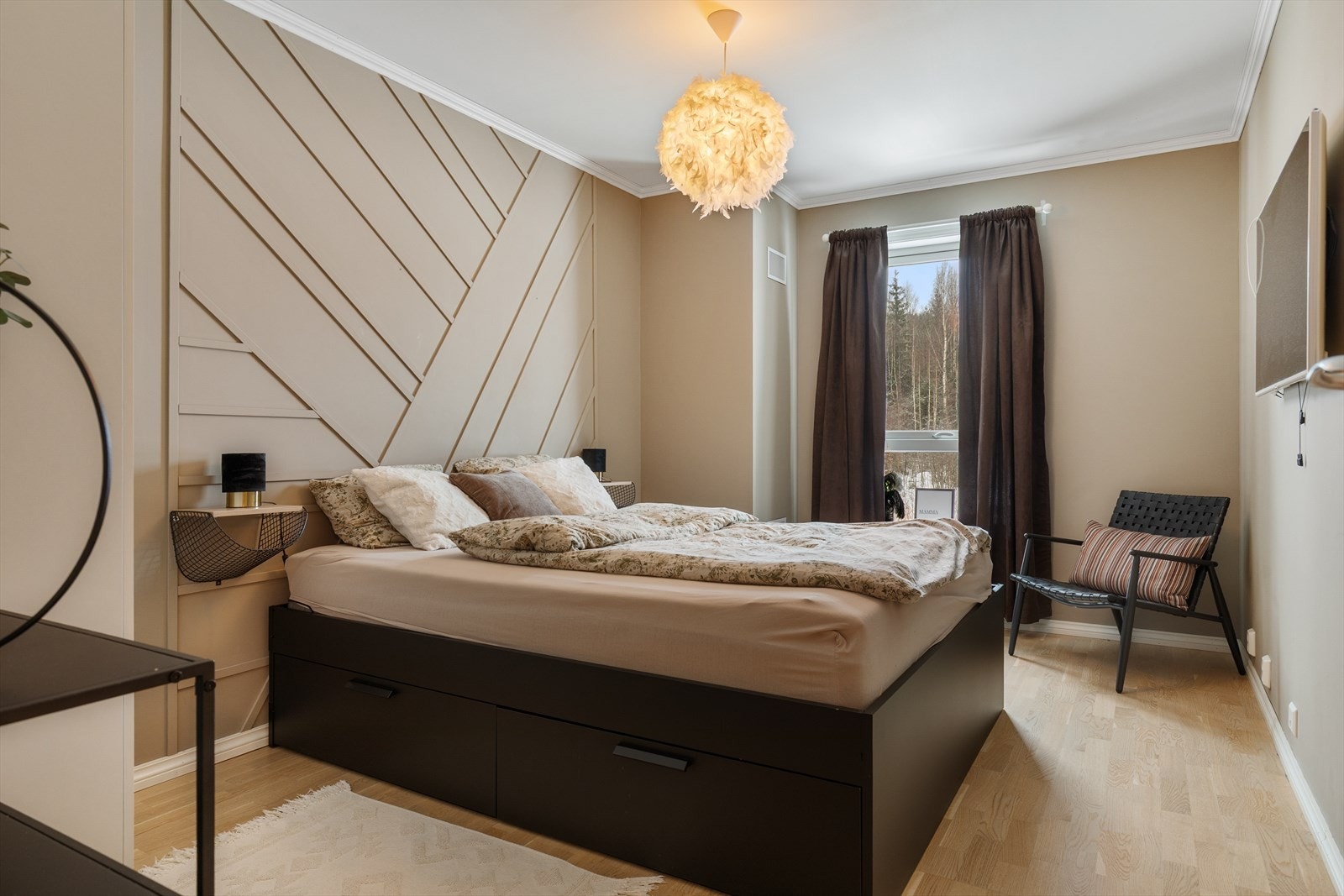 Hovedsoverom med stilig gavlvegg og utsikt til det fri. Galleribilde