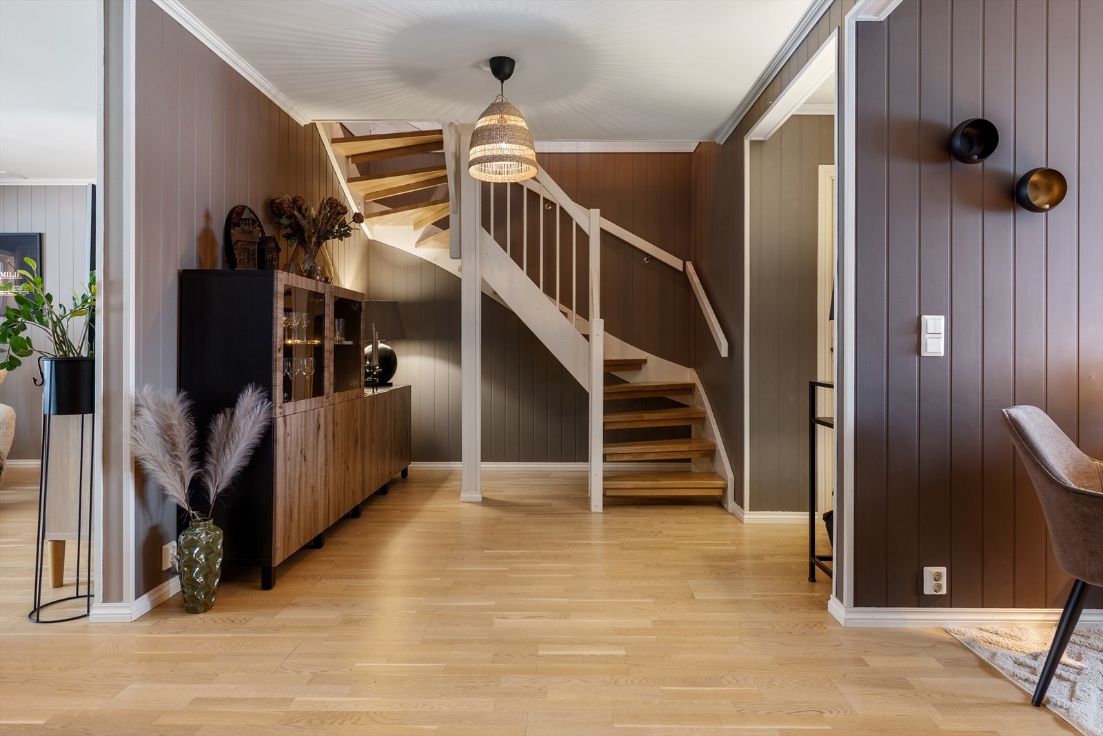 I trappegangen er det plass til garderobeskap etc. Til høyre er toalettrommet og tekniskrom/bod. Galleribilde