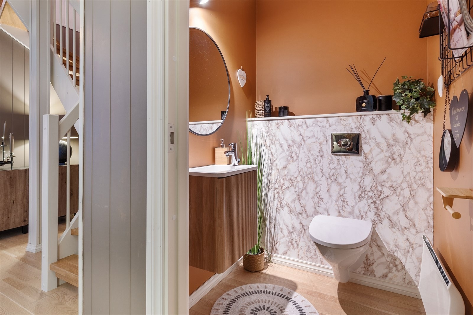 Fresht toalettrom med vegghengt klosett. Galleribilde