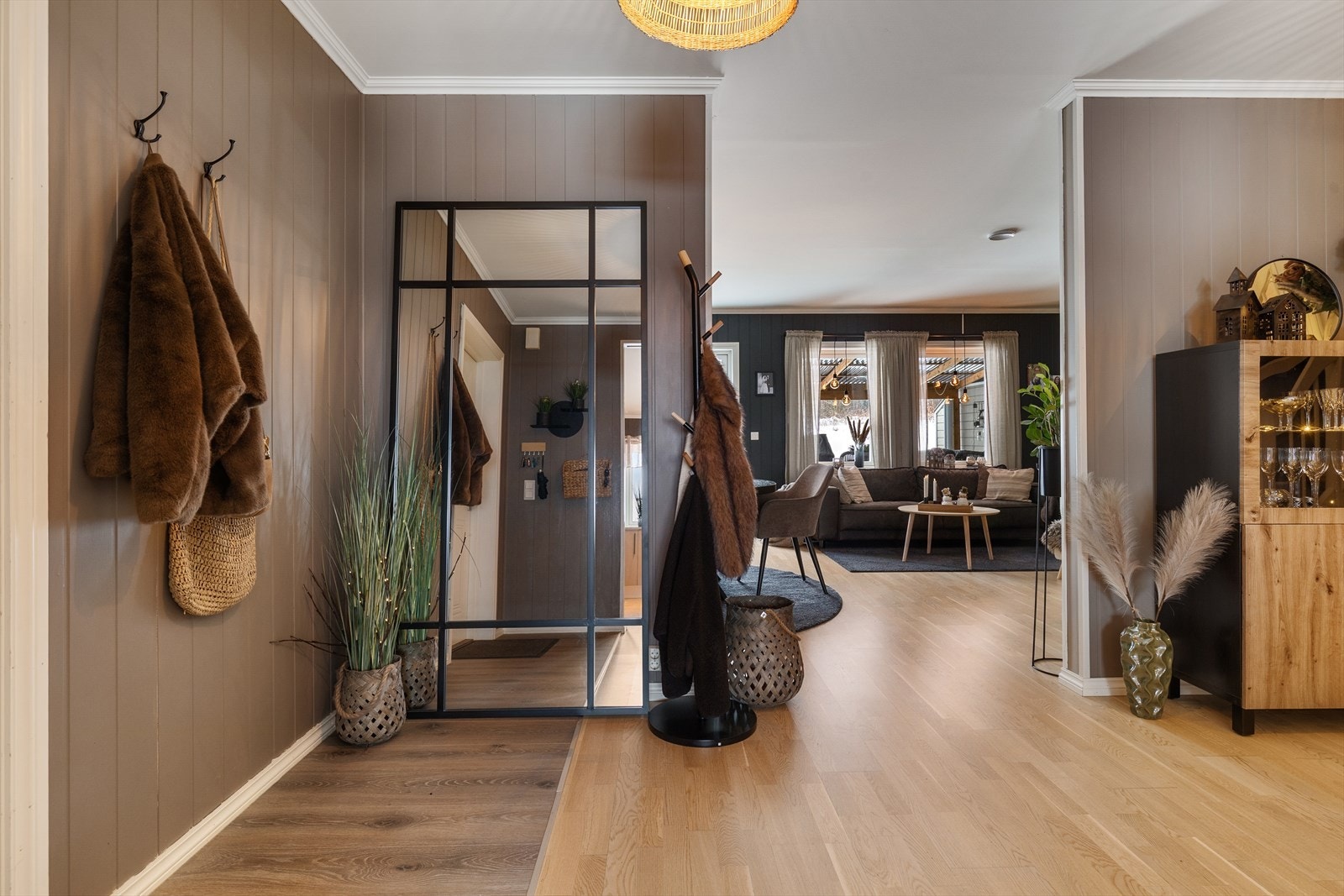 Det er mulighet for garderobe/klesoppbevaring både i denne delen av hallen og lenger inn i trappegangen. Galleribilde