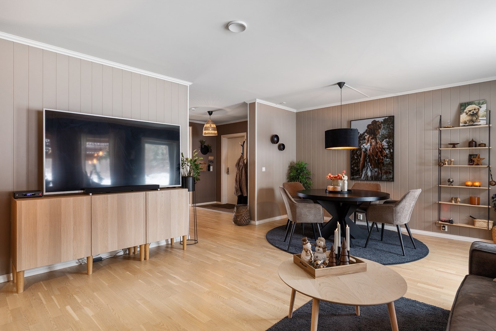 Gode møbleringsmuligheter med plass til spisegruppe i den ene delen av stuen. Galleribilde