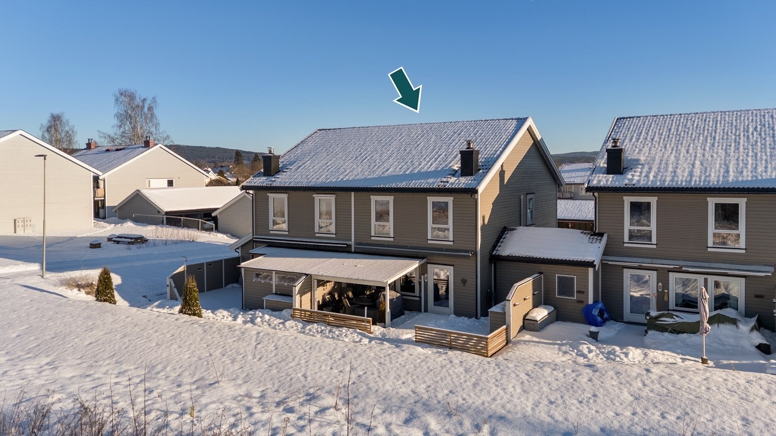 Tomannsboligen er vertikaldelt og har egen hage på begge sider. Stort og delvis takoverbygget terrasse på baksiden. Galleribilde