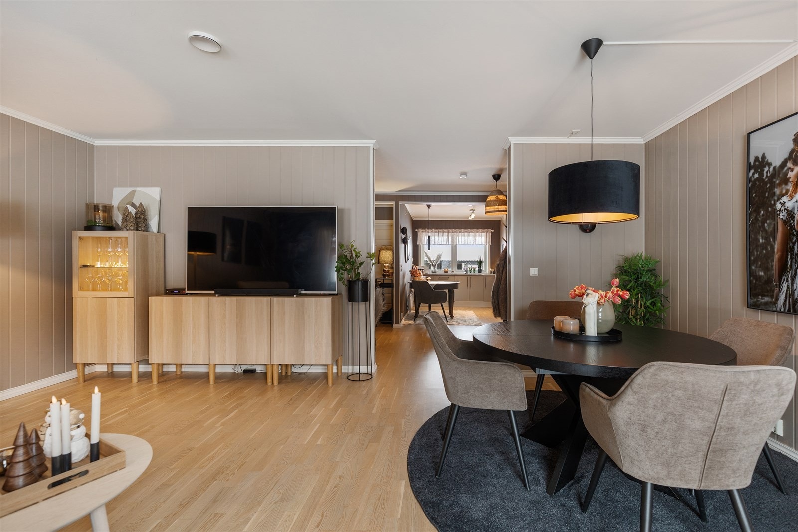 På den andre siden av hallen ligger kjøkkenet, toalettrom og teknsikrom/bod. Galleribilde