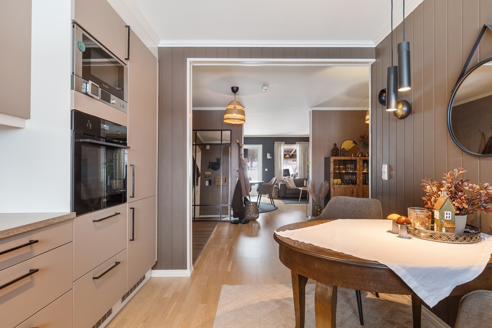 Med den åpne planløsningen kan man holde kontakt på tvers av rommene. Galleribilde