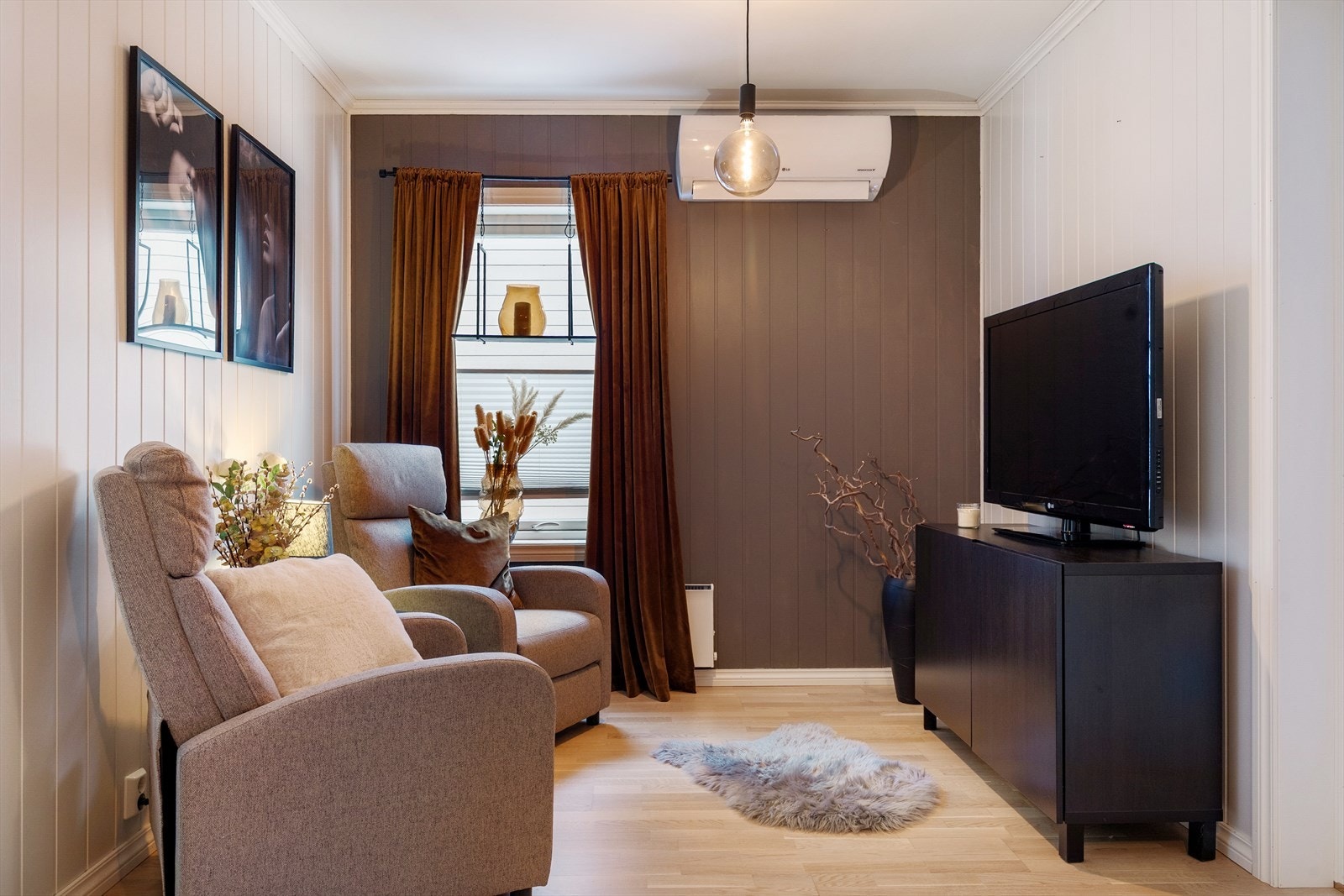 Trappegang i 2. etasje med flere bruksmuligheter, som f. eks. stue, kontor eller hobbyrom. Varmepumpe. Galleribilde