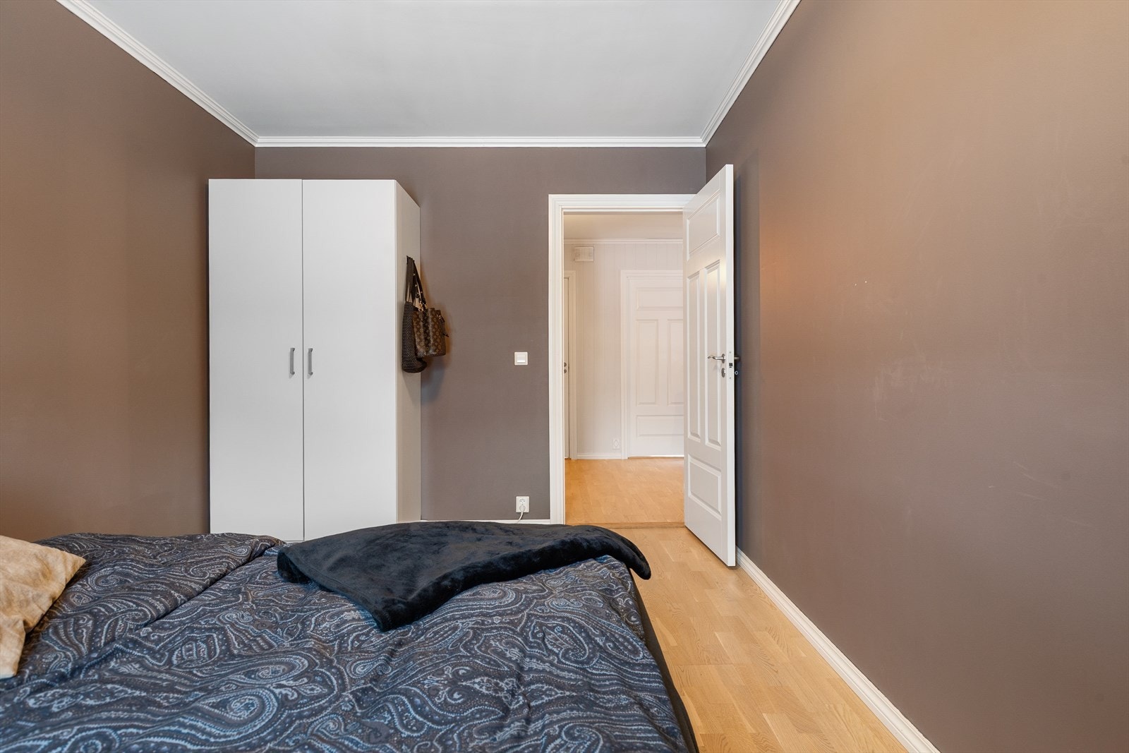 Gjennomgående moderne og delikate farger på veggoverflatene. Galleribilde